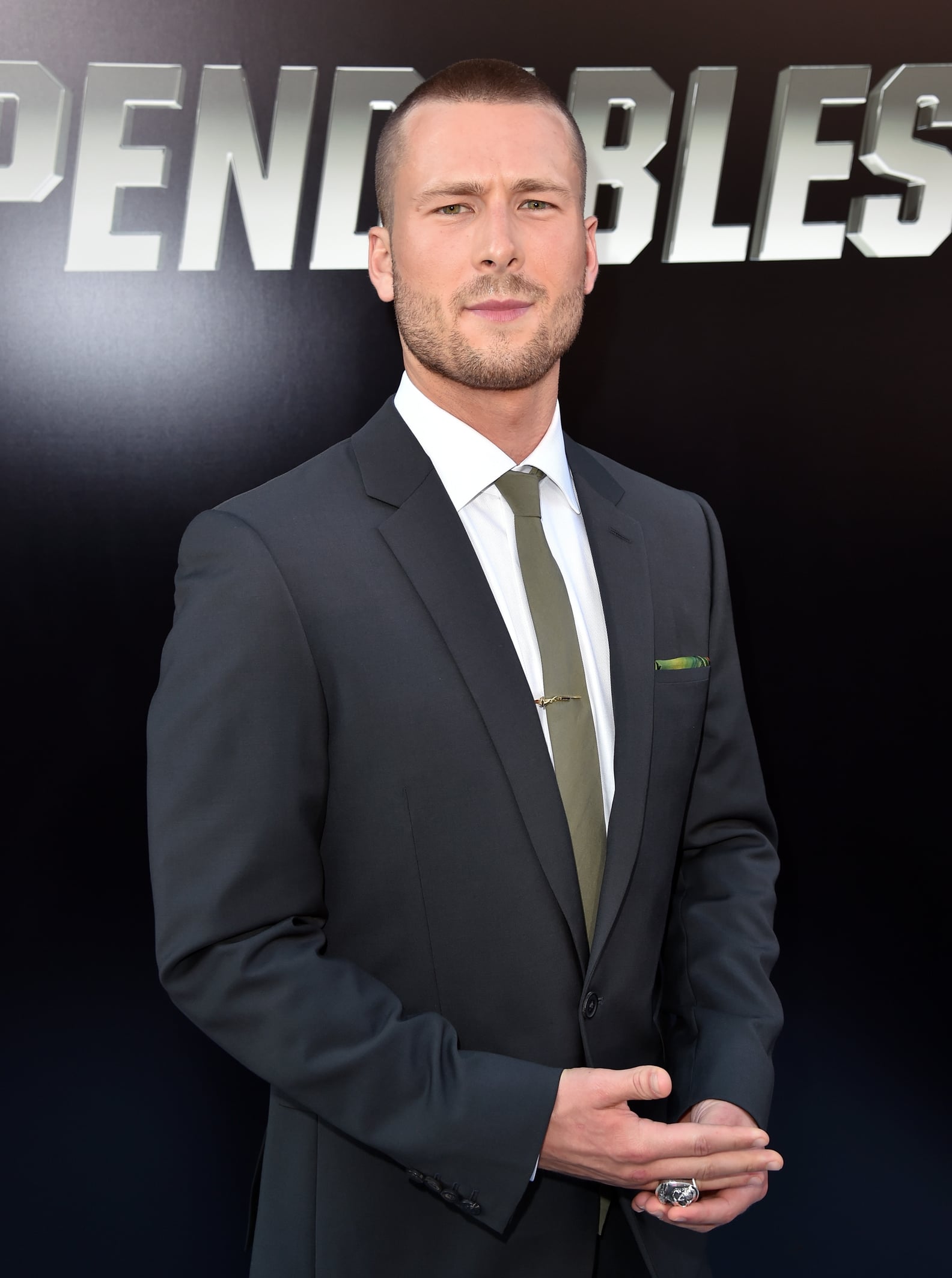 Glen powell. Глен Пауэлл. Glen Powell актер. Глен Пауэлл темный рыцарь. Glen Powell Buzzcut.