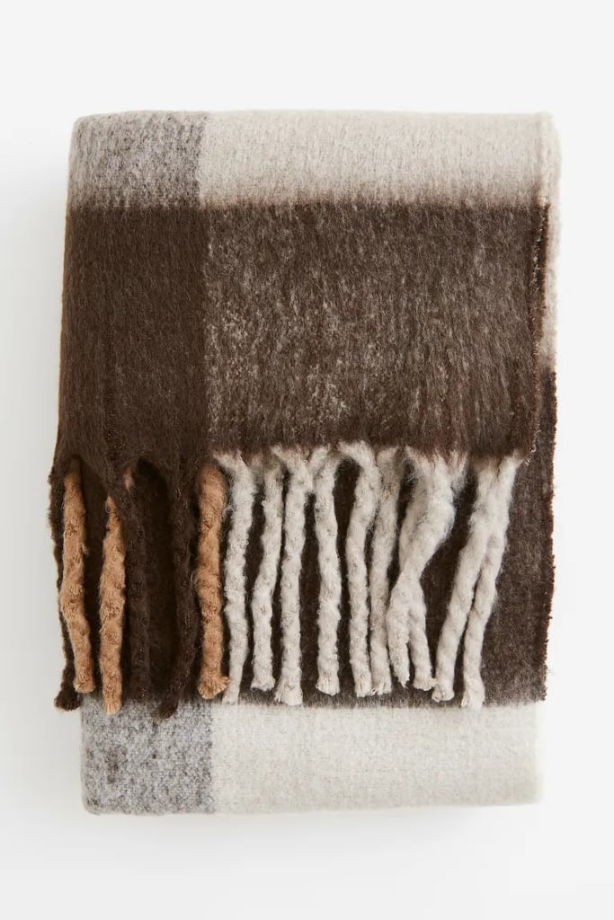 A Cottagecore Throw From the H&M Home Holiday Collection