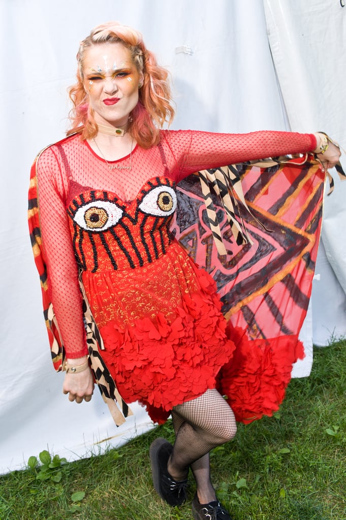 Kate Nash wore a festival-appropriate cape in 2014.

    Related:

            
            
                                    
                            

            The Reason That Actress in GLOW Reminds You of Kate Nash Is Because She's Kate Nash