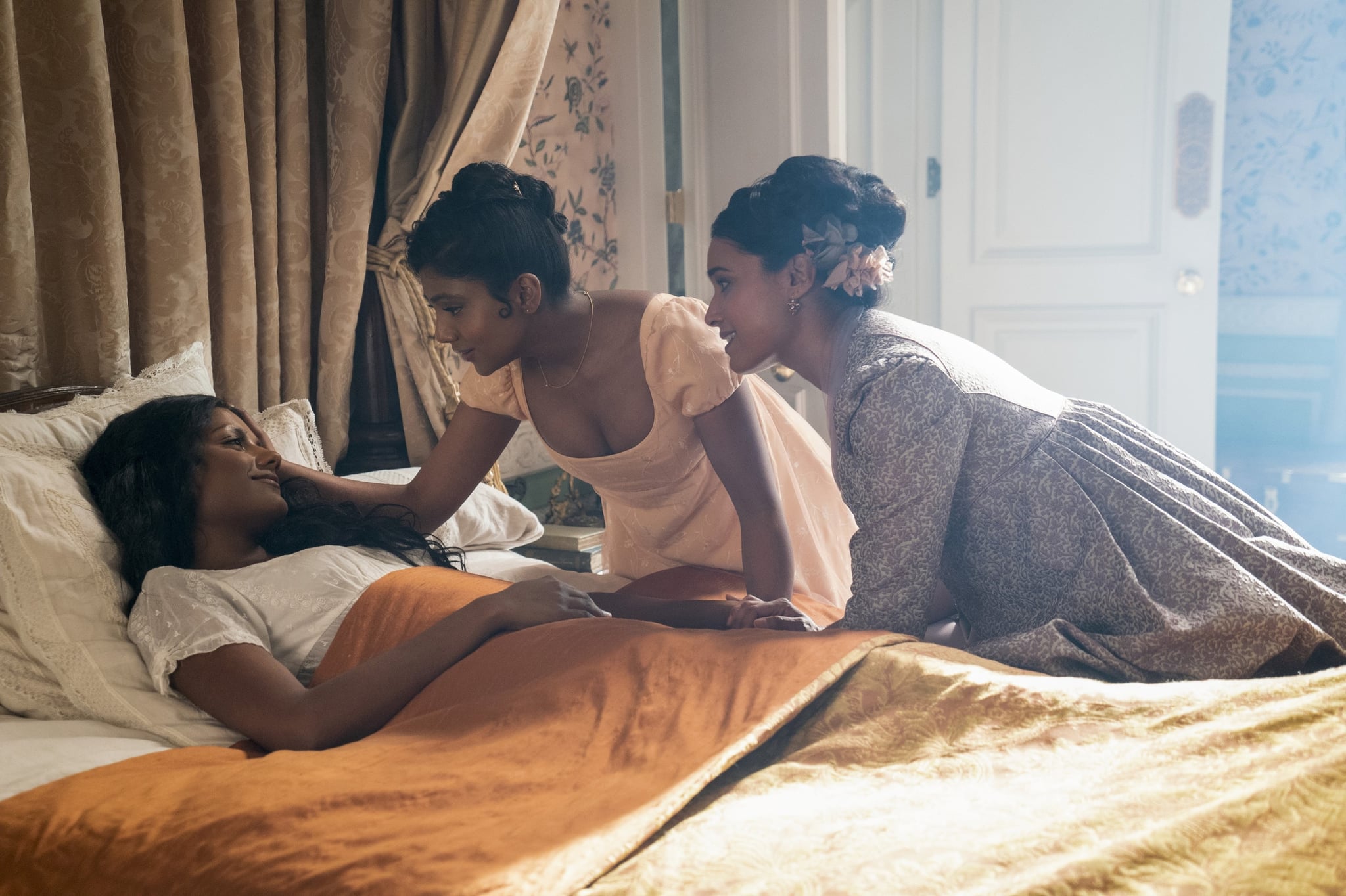 BRIDGERTON, desde la izquierda: Simone Ashley, Charithra Chandran, Shelley Conn, The Viscount Who Loved Me', (Temporada 2, ep. 208, emitido el 25 de marzo de 2022).  foto: Liam Daniel / Netflix / Cortesía Colección Everett