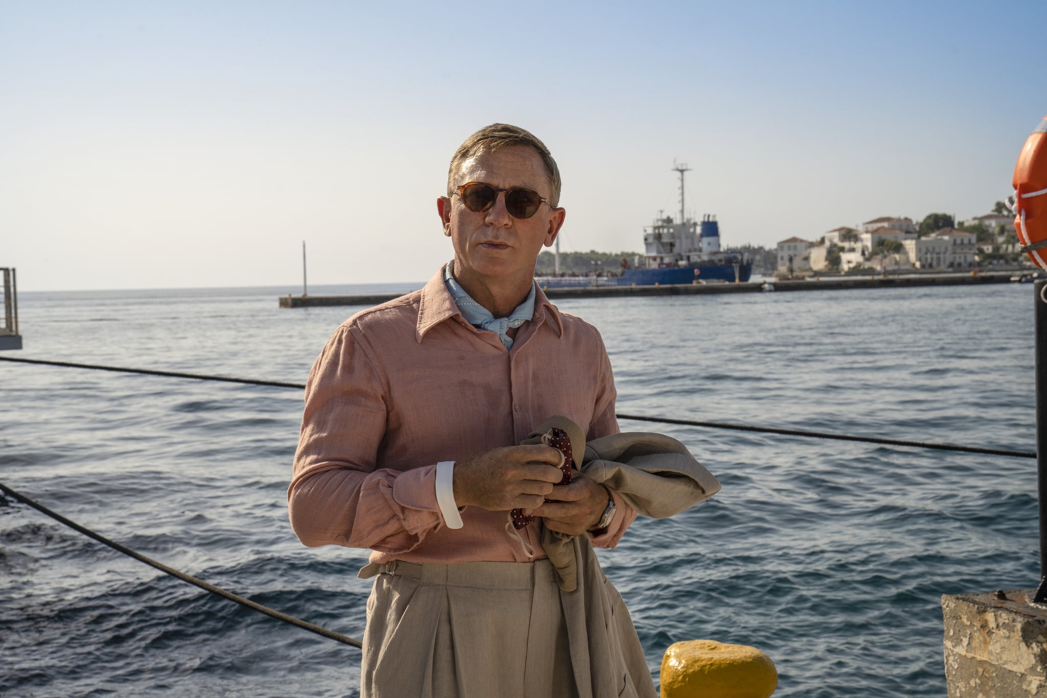 GLASS ONION: A KNIVES OUT MYSTERY (2022) Daniel Craig as Detective Benoit Blanc. Cr: John Wilson / Netflix  2022