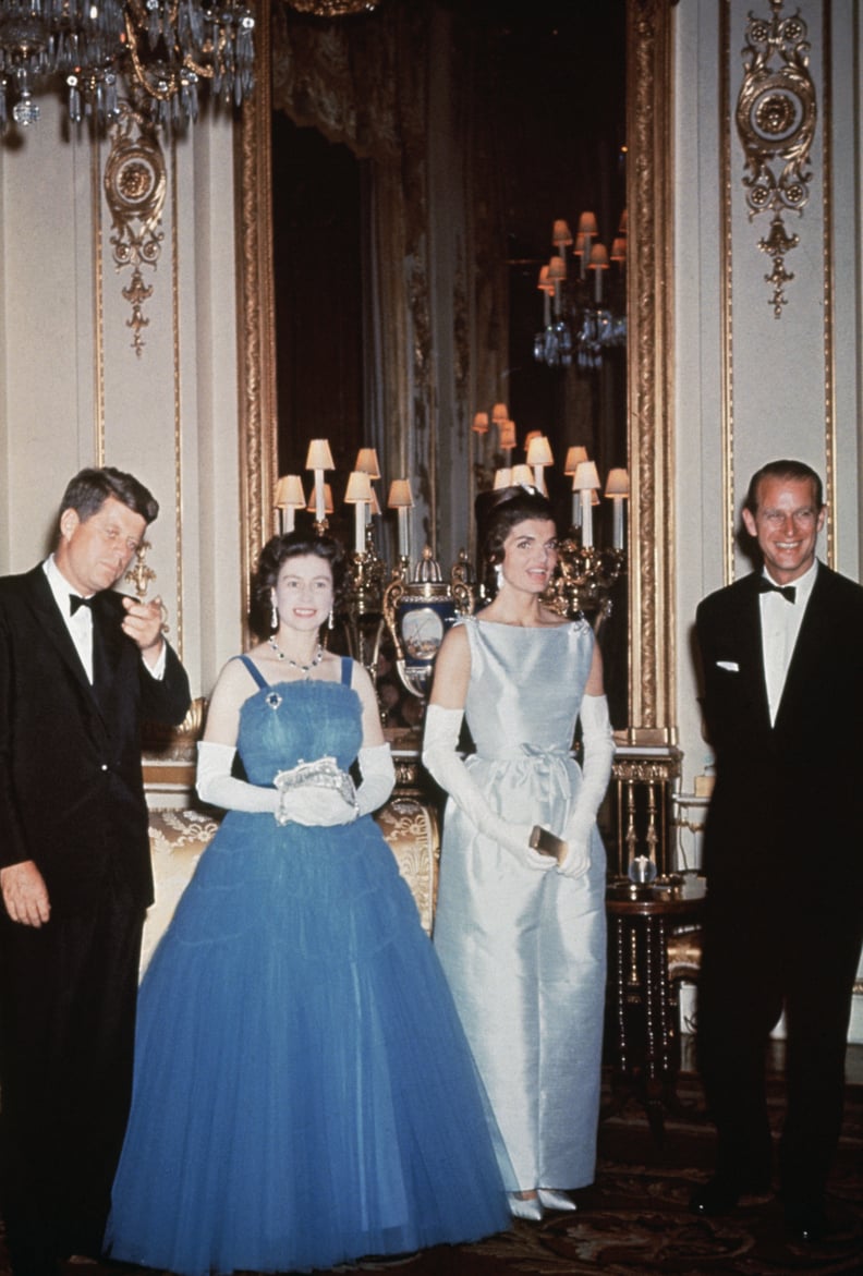 已故的约翰·肯尼迪总统和第一夫人杰奎琳•肯尼迪在1961年拜访了女王