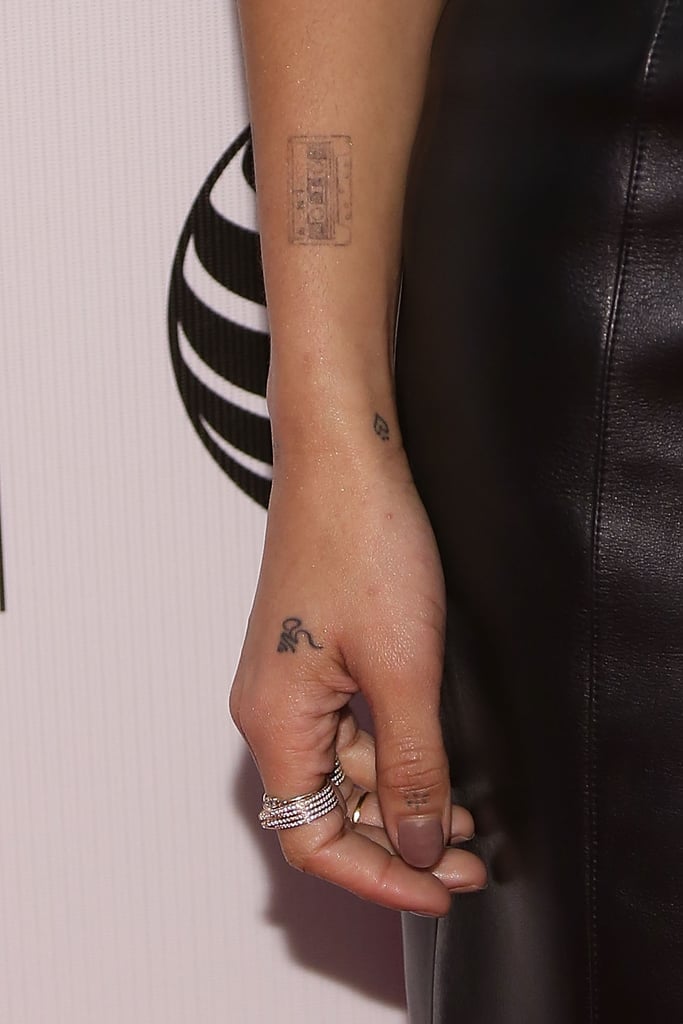 Zoë克拉维茨的纹身:卡带，心，和“OM”纹身