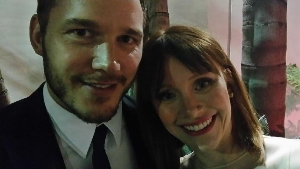 Chris Pratt posed alongside Bryce Dallas Howard at the Golden Globes.
Source: Twitter user RealRonHoward