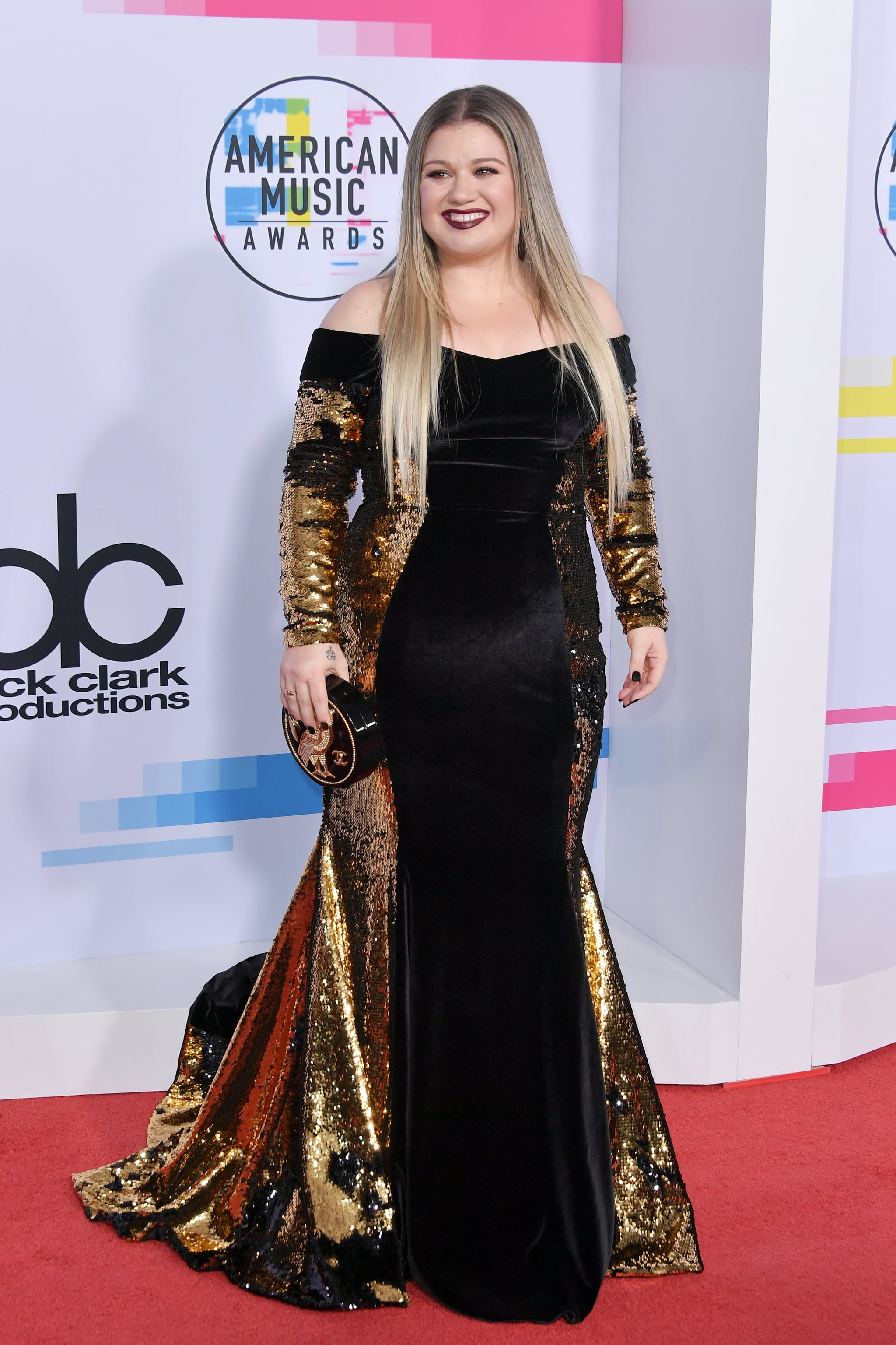 Celebrity Entertainment Kelly Clarkson Turns The Amas Into A
