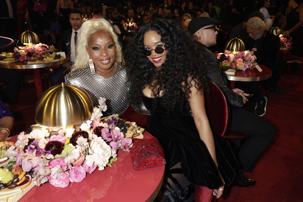 图为:Mary J. Blige, h.e.r.，和格莱美的熟食板。