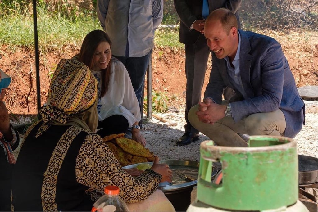 الأمير وليام يحضّر الخبز في الأردن ويسافر إلى فلسطين