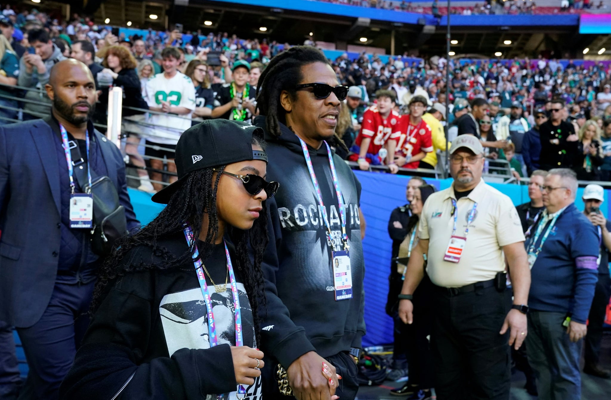 El rapero estadounidense Jay-Z y su hija Blue Ivy Carter llegan al Super Bowl LVII entre los Kansas City Chiefs y los Philadelphia Eagles en el State Farm Stadium en Glendale, Arizona, el 12 de febrero de 2023. (Foto de TIMOTHY A. CLARY / AFP) (Foto de TIMOTHY A. CLARY/AFP vía )