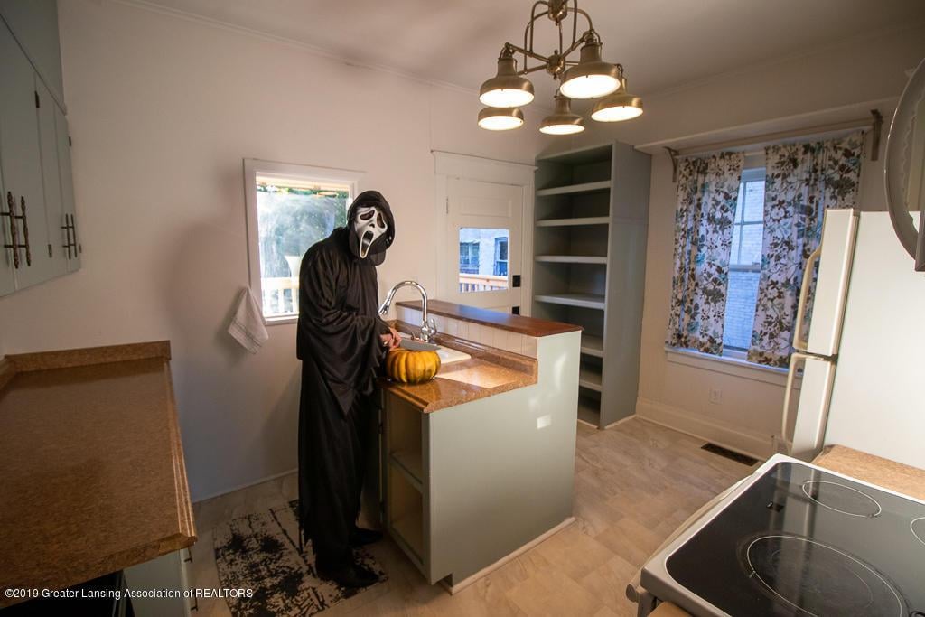 Real Estate Agent Poses as Ghostface in Listing Pictures