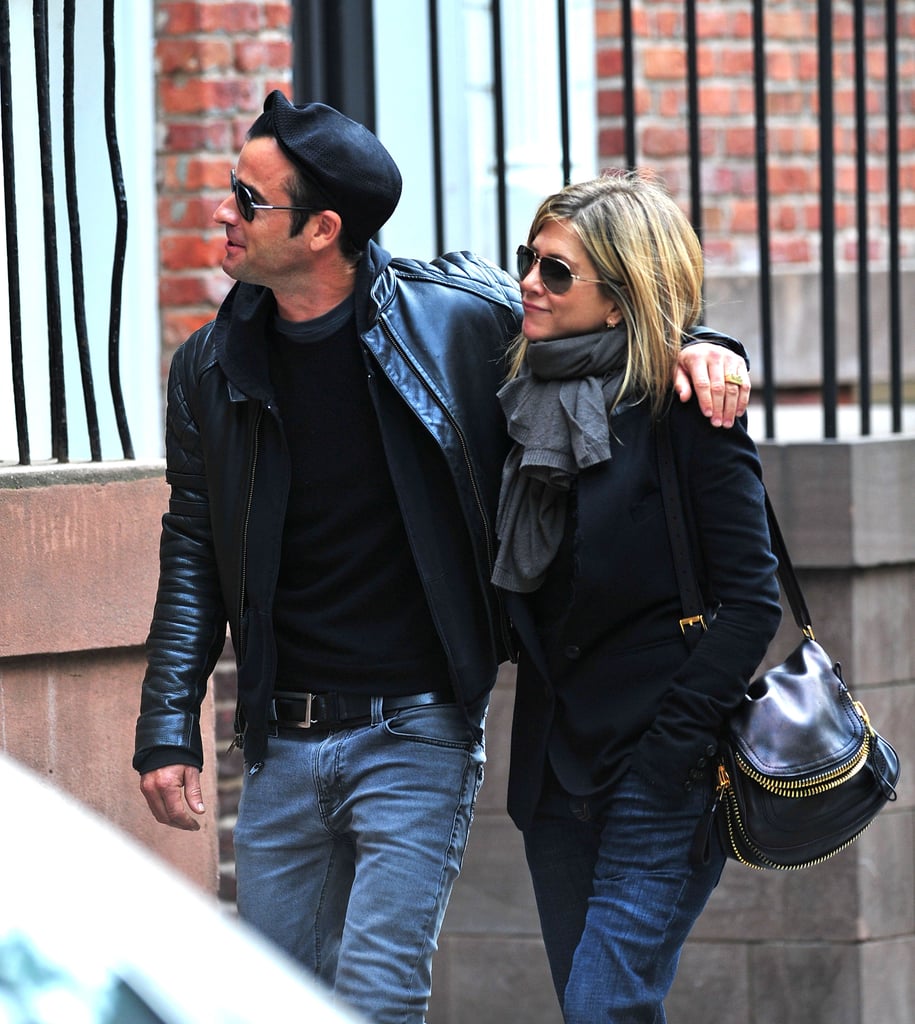 2011年9月,贾斯汀将爱搂着珍妮弗在他们的许多纽约走来走去。