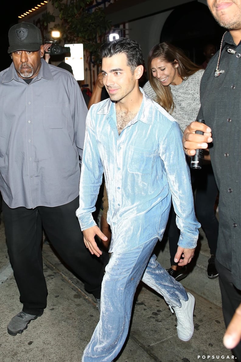 乔·乔纳斯穿着蓝色灯芯绒西装在西好莱坞的克雷格的