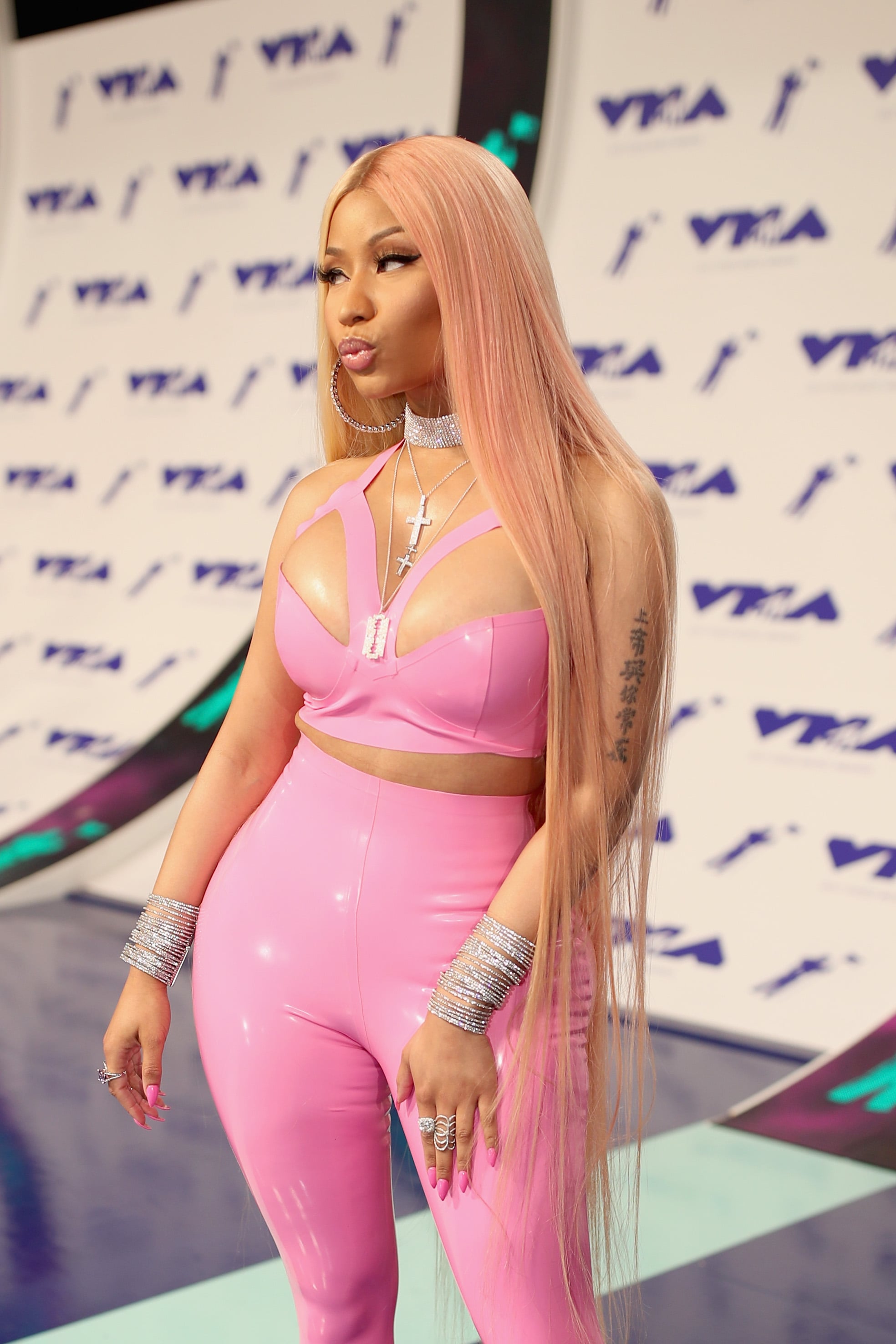 Nicki Minaj: Long Pink and Blonde Hair, 2017 MTV VMAs | Nicki Minaj's  Strawberries and Cream Rapunzel Hair at the VMAs Deserves Your Attention |  POPSUGAR Beauty Photo 3