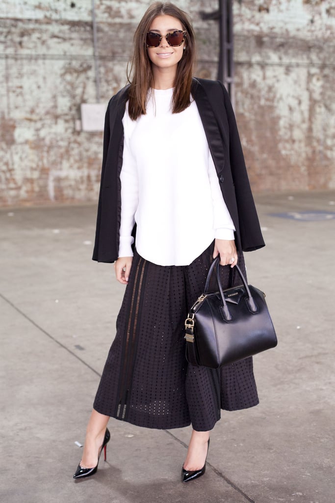 Give black and white a summery spin with lightweight fabrics, then top it all off with a blazer and posh footwear for a look that's so boss. Give black and white a summery spin with lightweight fabrics, then top it all off with a blazer and posh footwear for a look that's so boss.