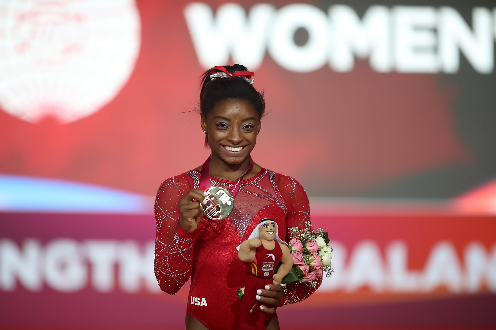 Gold medallist Simone Biles (C) from the US poses for a photograph with her medal after the Floor Exercise final during the 2018 FIG Artistic Gymnastics Championships at the Aspire Dome on November 3, 2018 in Doha. (Photo by KARIM JAAFAR / AFP)        (Photo credit should read KARIM JAAFAR/AFP/Getty Images)