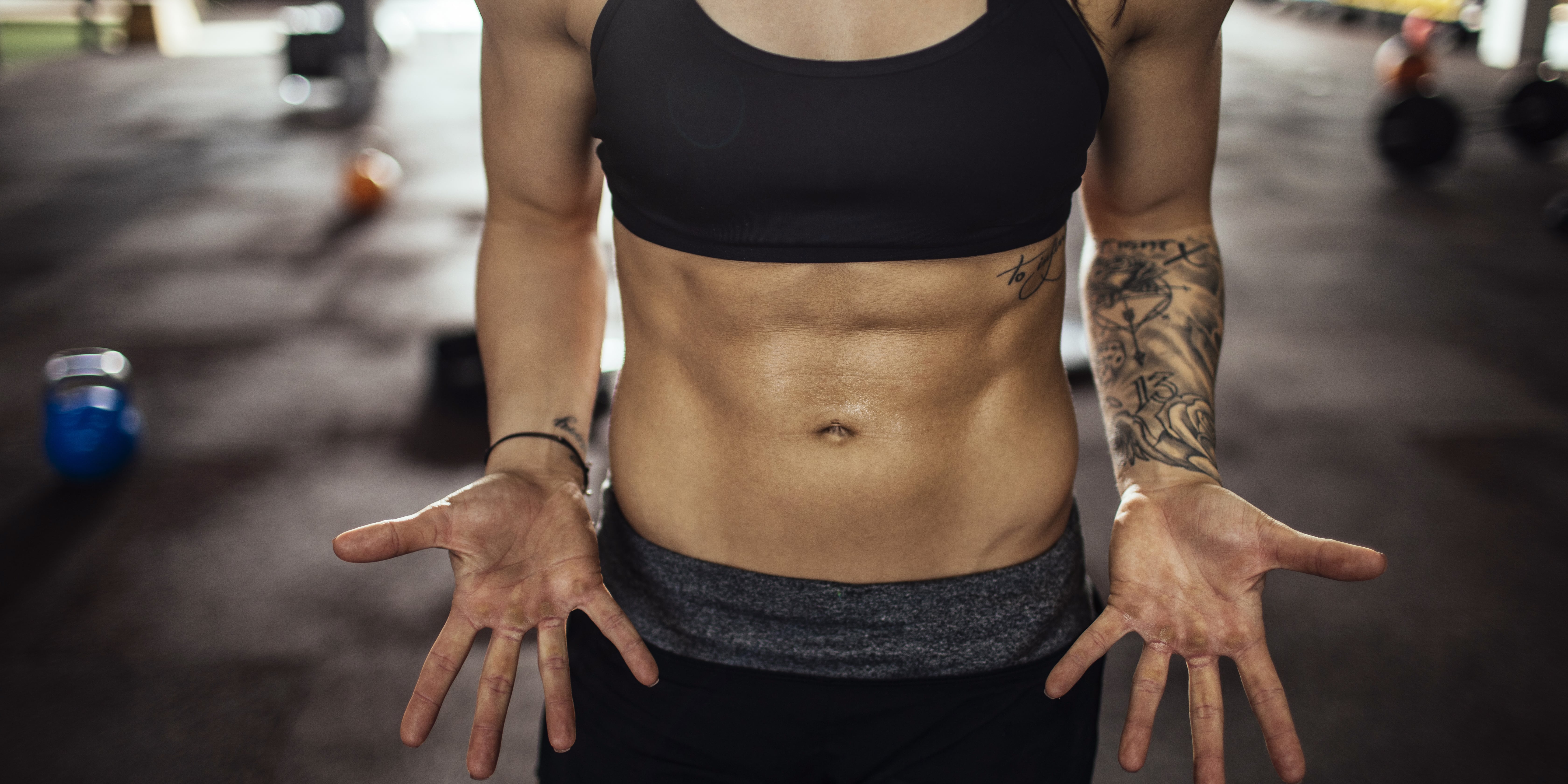 Kvpv body. Фото девушки живот с мышцами. Картинка после тренировки на руки. Спортивное тело это какое. Cr1tikal ABS.