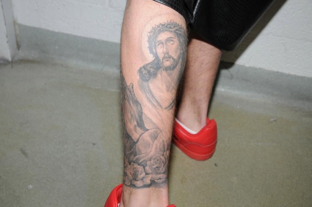 Justin Bieber’s Jesus Portrait Leg Tattoo