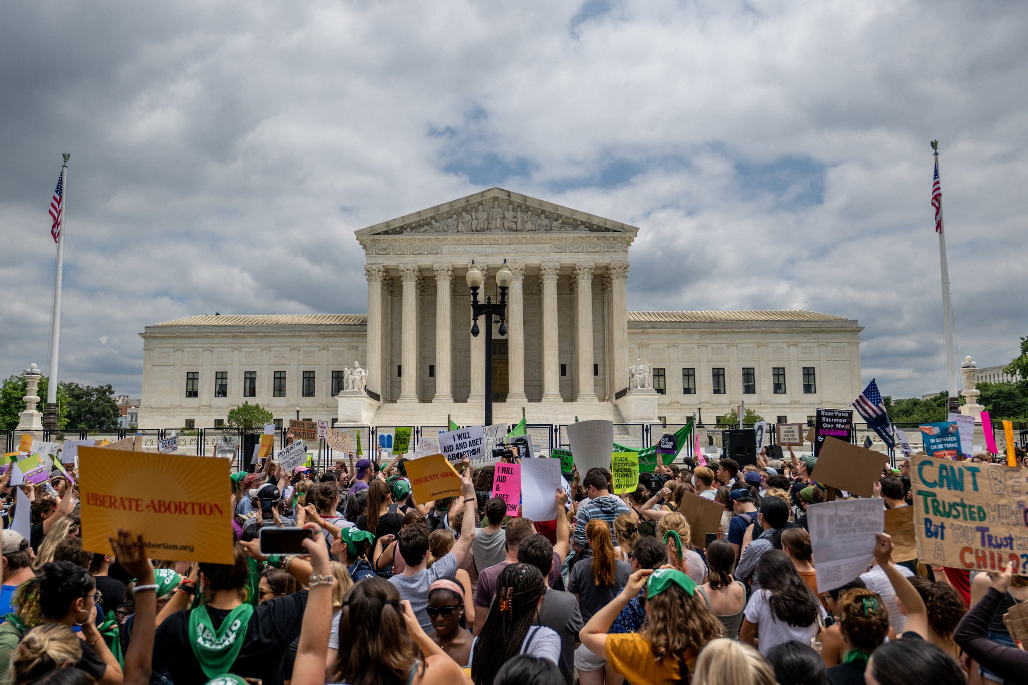 人们抗议最高法院对多布斯诉杰克逊妇女健康组织堕胎基金的裁决