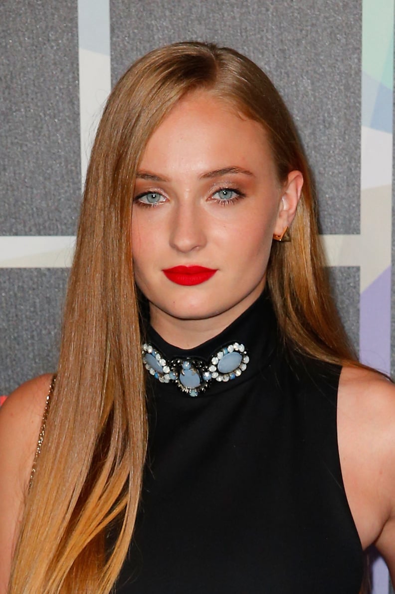 Sophie Turner's Bronze Makeup and Red Lip, 2014