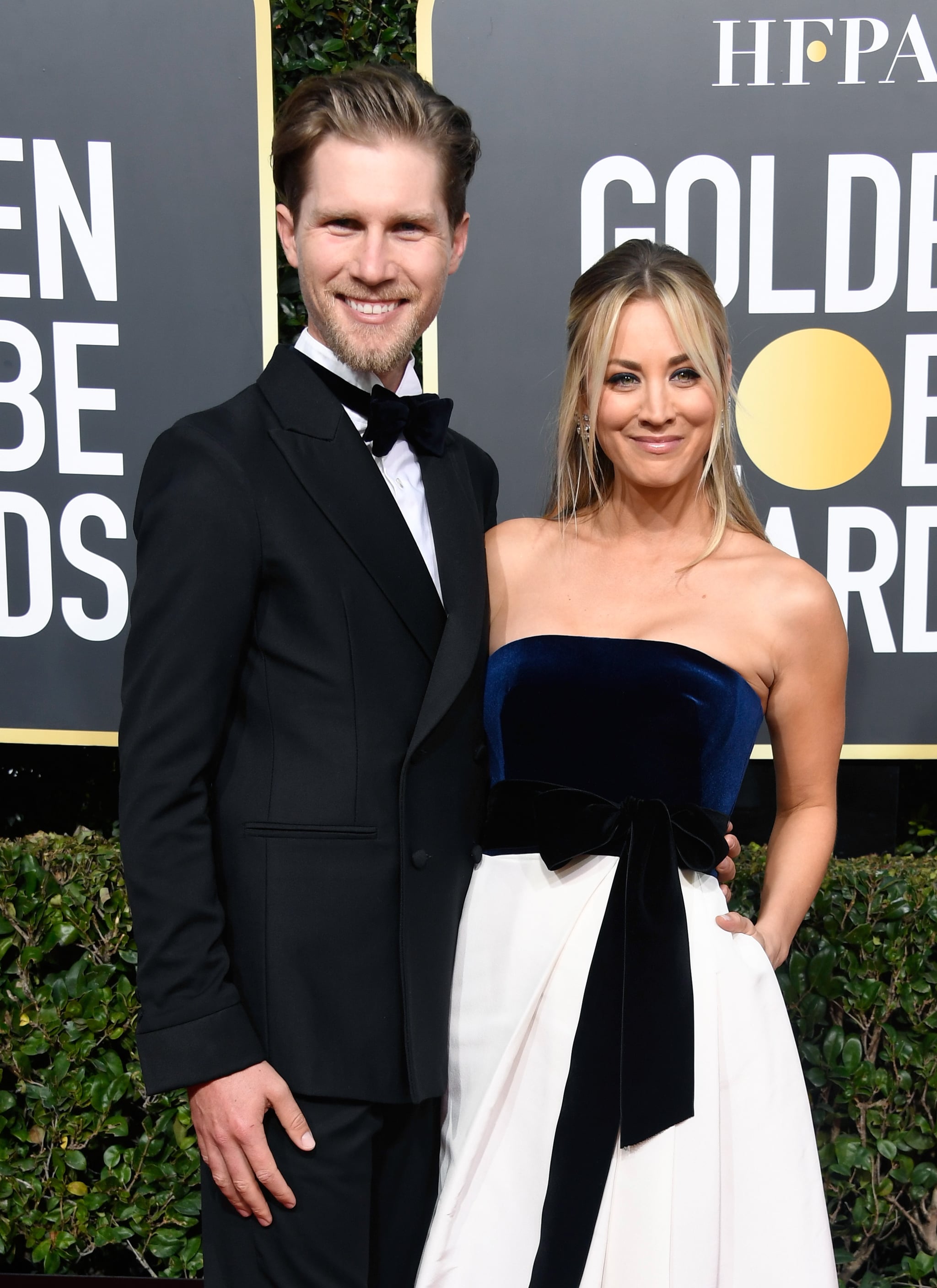 Kaley cuoco golden online globes 2019 dress