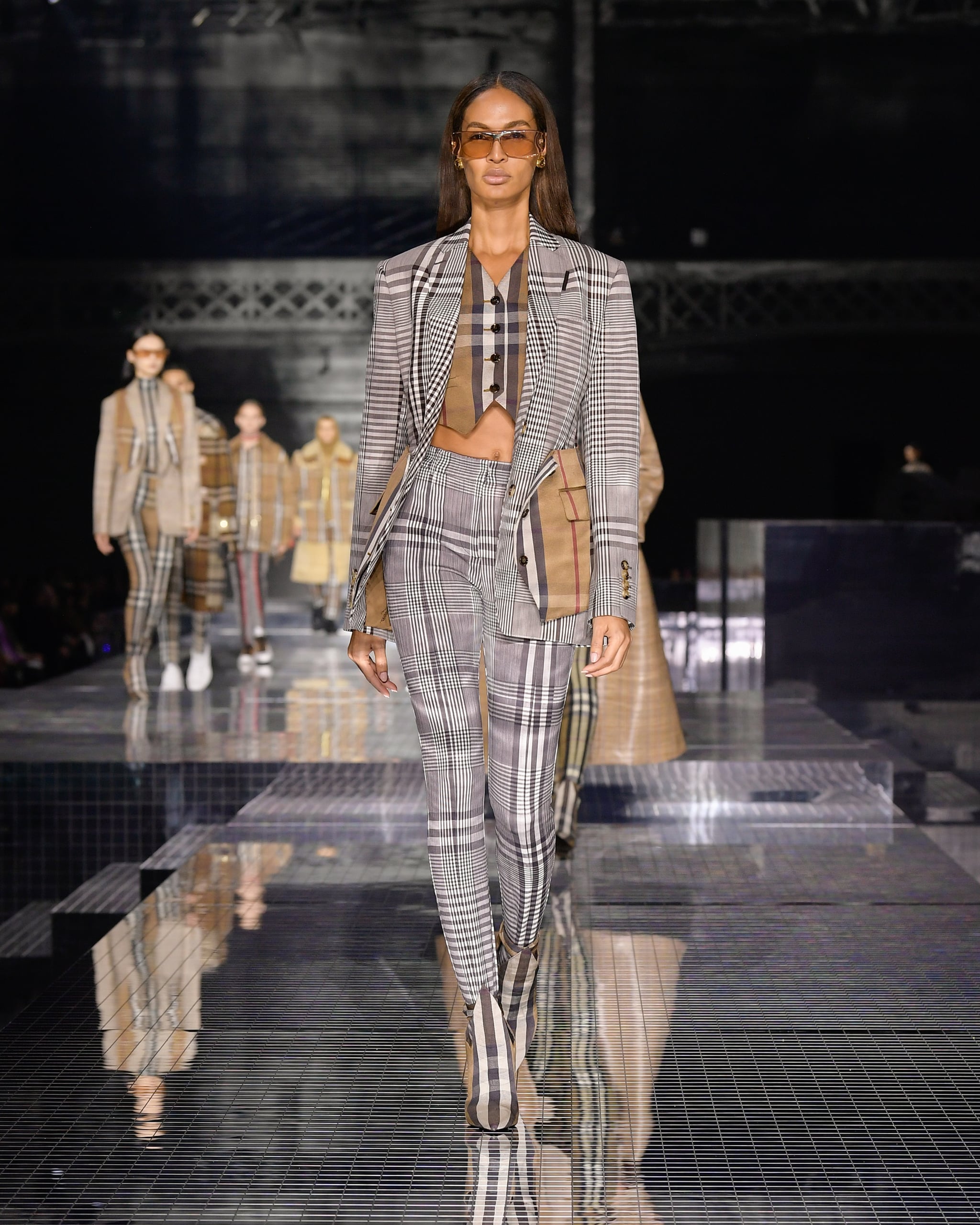 Op risico Gemarkeerd Tulpen Burberry Fall/Winter 2020 | Burberry's Fall 2020 Collection Gives a Sexy  New Take on the Brand's Heritage Checks | POPSUGAR Fashion Photo 44