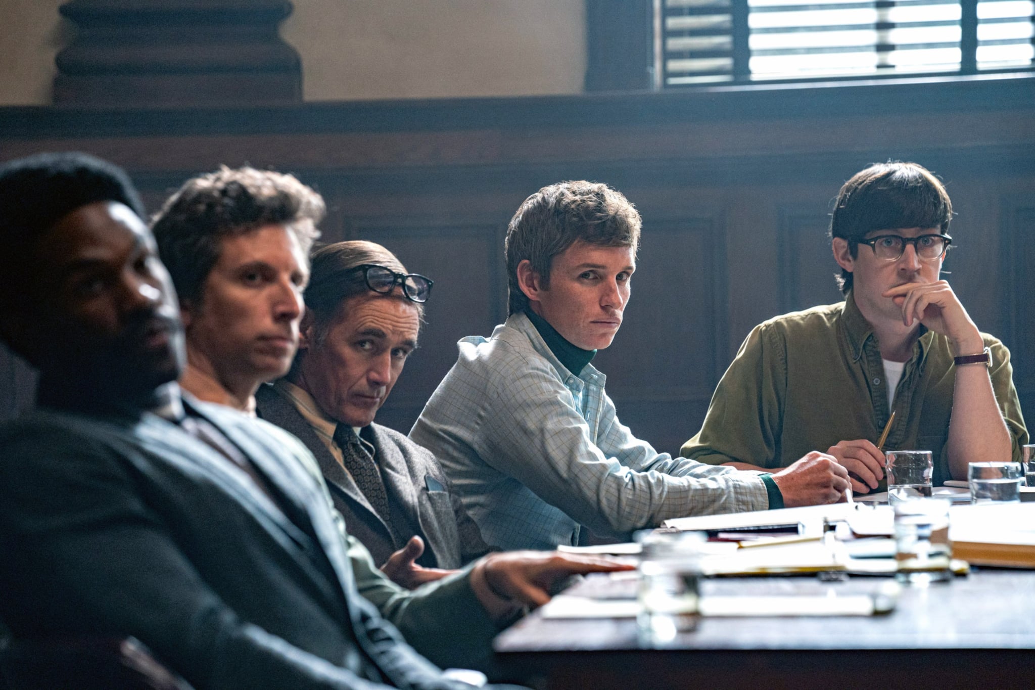 THE TRIAL OF THE CHICAGO 7, from left: Yahya Abdul-Mateen II as Bobby Seale, Ben Shenkman as Leonard Weinglass, Mark Rylance as William Kuntsler, Eddie Redmayne as Tom Hayden, Alex Sharp as Rennie Davis, 2020. ph: Niko Tavernise /  Netflix / Courtesy Everett Collection