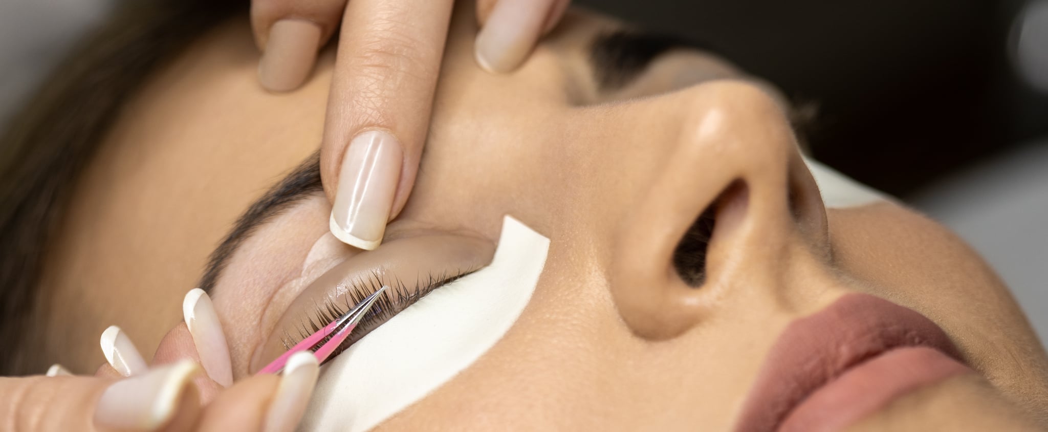 Lash Lift Pros and Cons, According to Beauty Expert ...