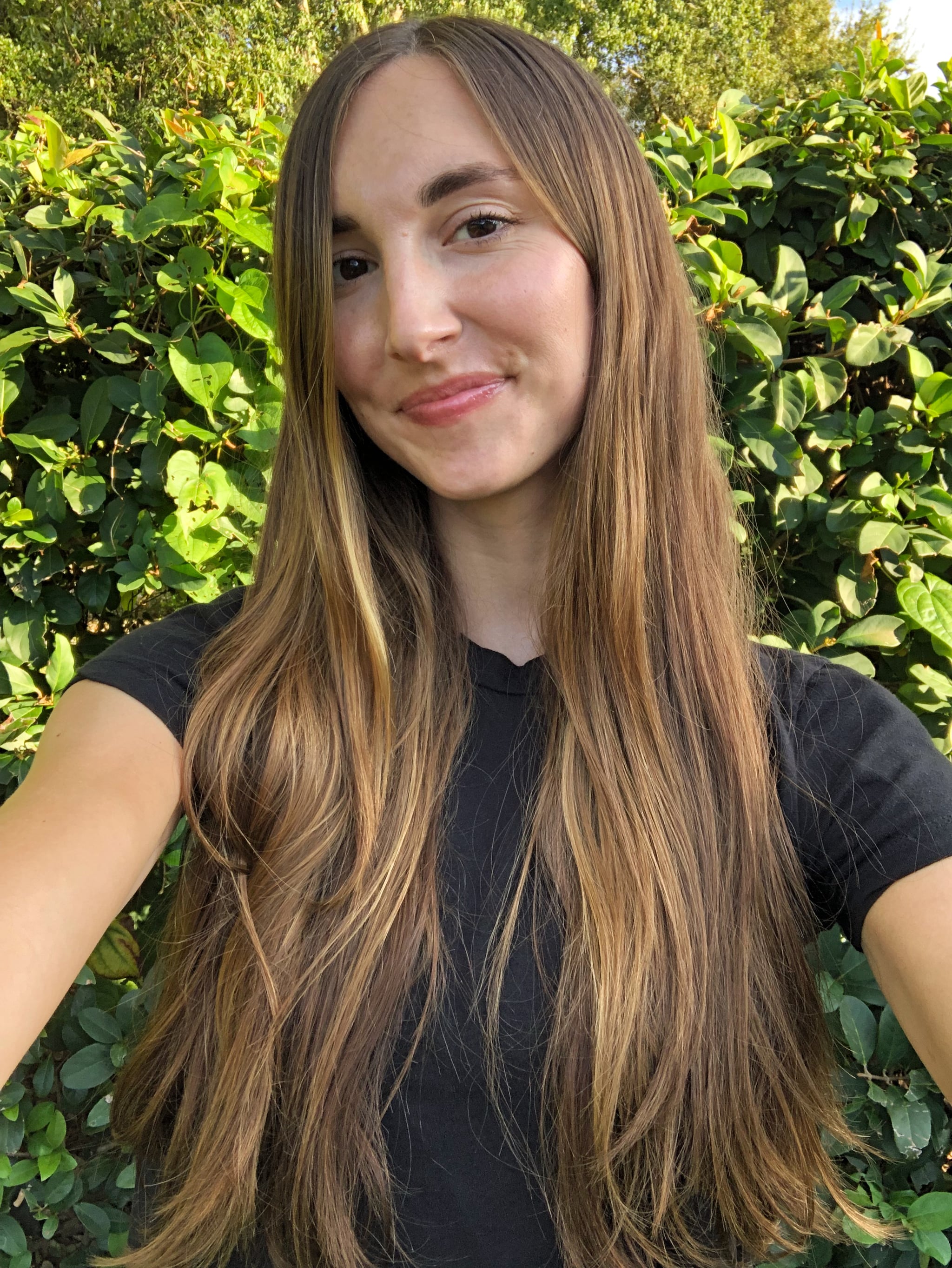 La editora de POPSUGAR, Victoria Messina, muestra los efectos del uso de la nueva Smoothing Air Dry Cream de Herbal Essences en su cabello.