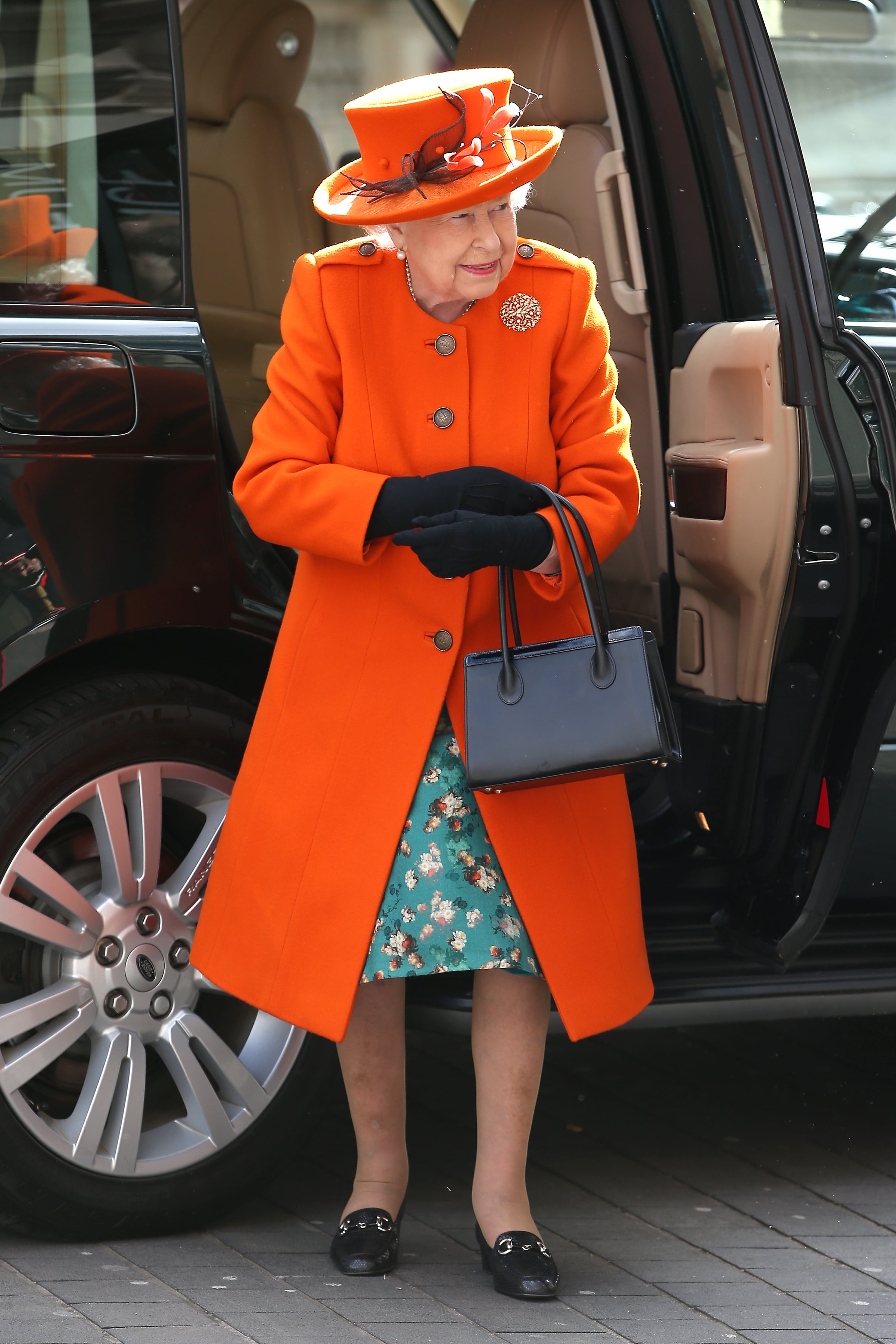 queen elizabeth orange dress Queen Elizabeth's Best Orange Outfits [PHOTOS]