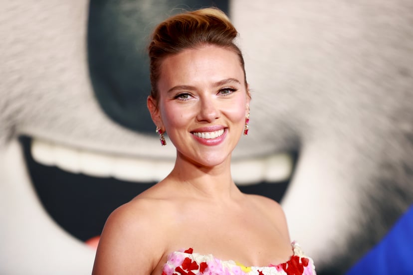 LOS ANGELES, CALIFORNIA - DECEMBER 12: Scarlett Johansson attends the premiere of Illumination's 