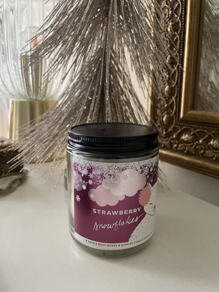 Bath & Body Works Strawberry Snowflakes Single-Wick Candle