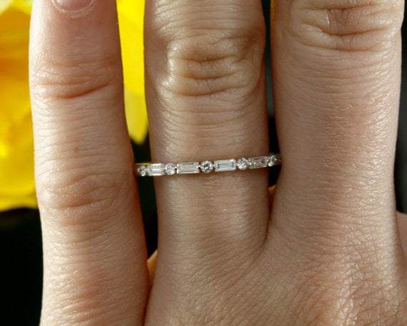 成长方形的钻石结婚戒指