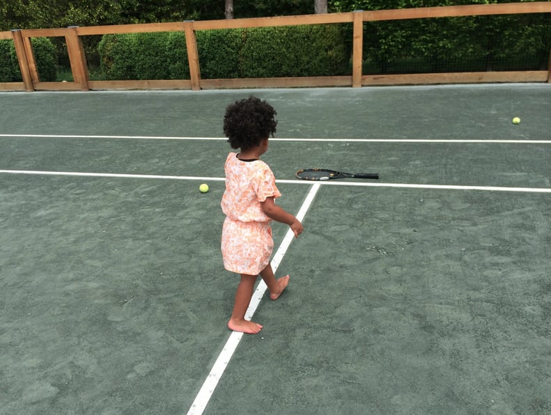 打网球和蓝色甚至试着她的手。
