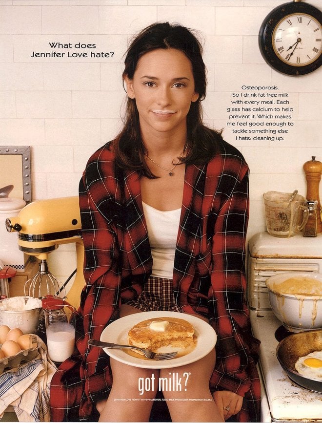 詹妮弗·洛芙·休伊特穿得很随意，她穿着一件敞开的法兰绒衬衫，吃着煎饼。