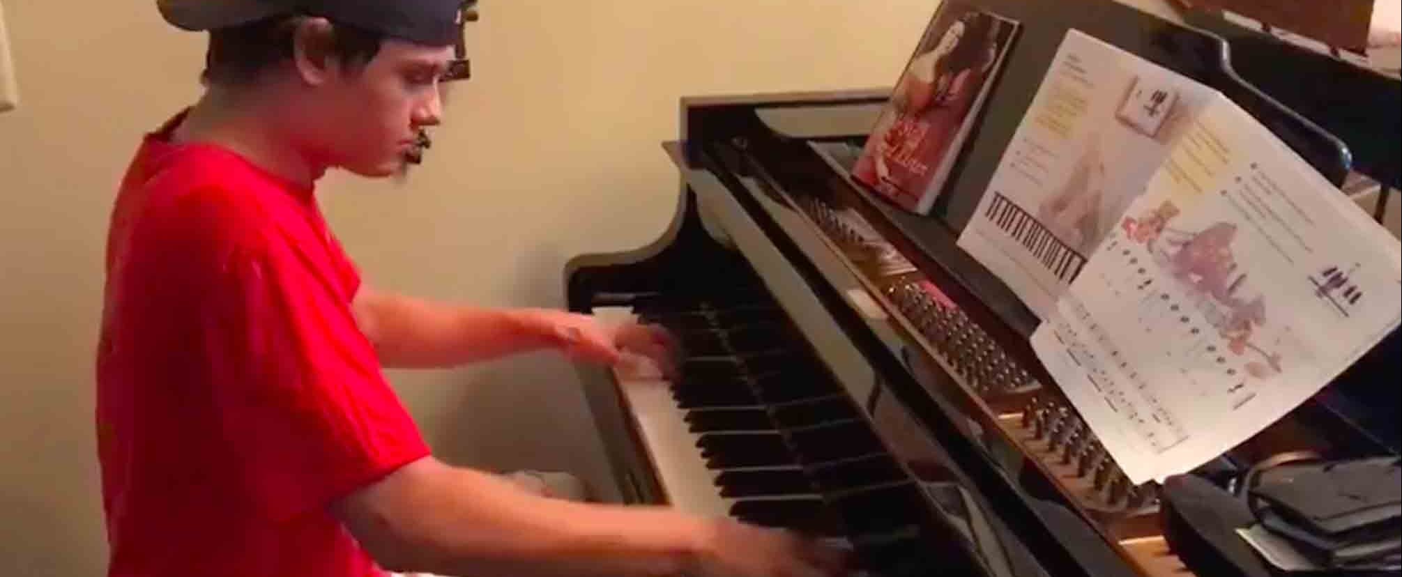 Ártico Perspicaz De nada Pizza Delivery Man Plays the Piano at a Family's House | POPSUGAR Family
