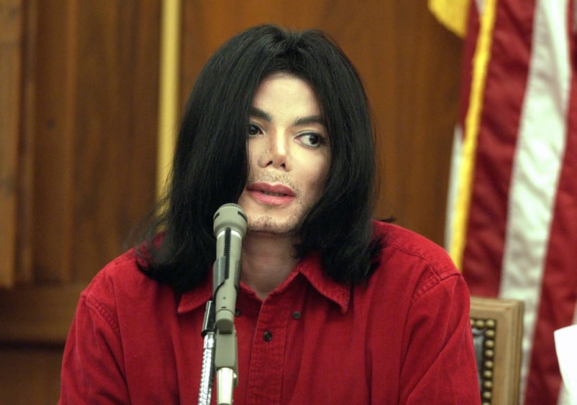 SANTA MARIA, CA - NOVEMBER 14:  Musician Michael Jackson testifies during his civil trial in Santa Maria Superior Court November 14, 2002 in Santa Maria, California. The artist is being sued for $21 million by his longtime promoter for backing out of two 