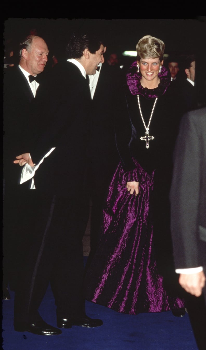 英国伦敦,10月27日:戴安娜,威尔士王妃,到达一个慈善联欢晚会代表Garrard的与生俱来的权利。公主穿着一件紫色的晚礼服,黄金和珍珠紫水晶十字架挂在绳子。(照片