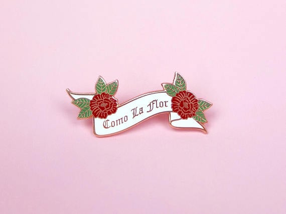 "Como La Flor" Banner Pin