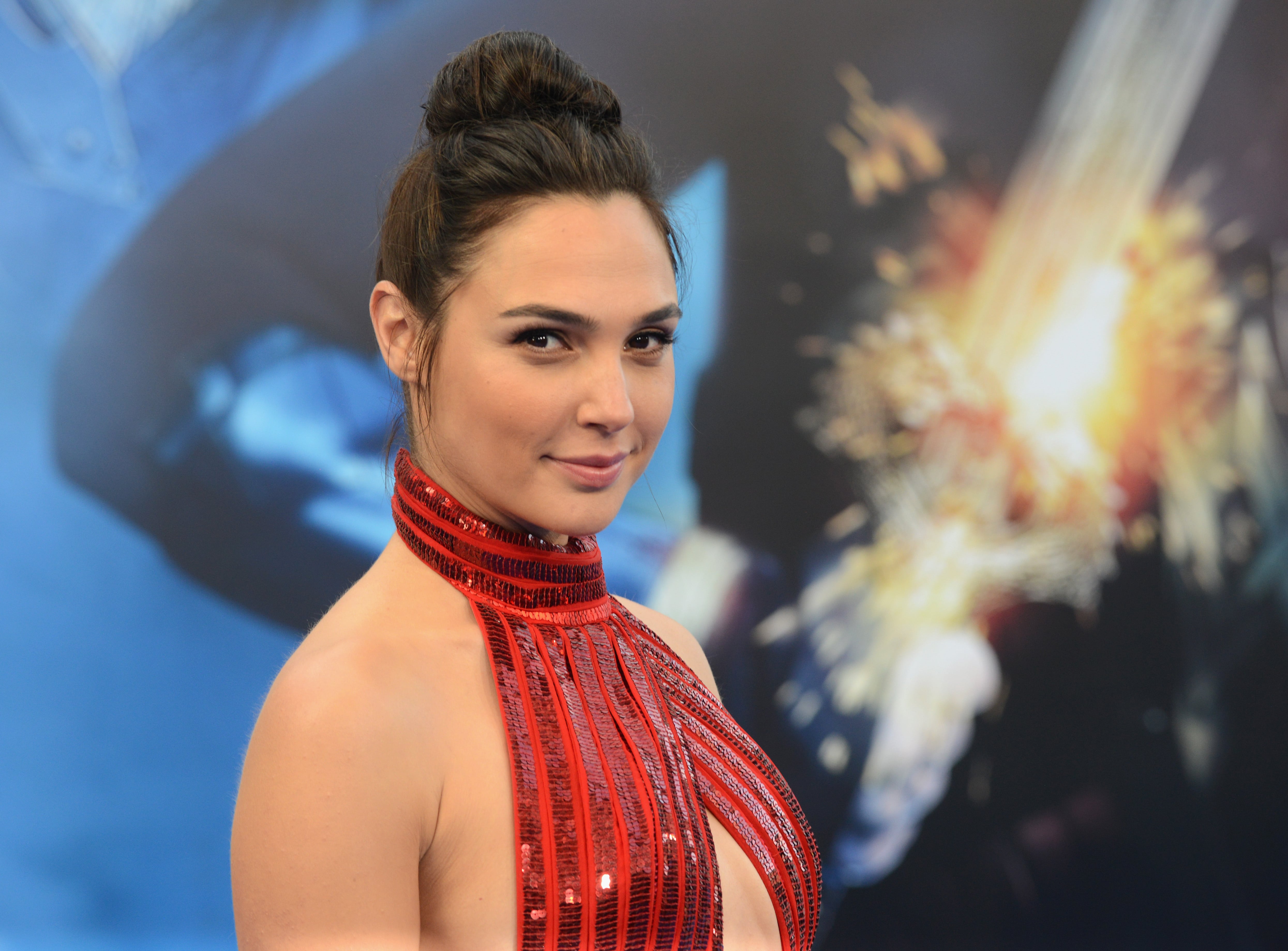 Gal Gadot thanks cast, crew as new 'Wonder Woman' wraps