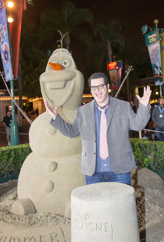 Josh Gad posed with a sandy Olaf when eh stopped by the park in May 2014.