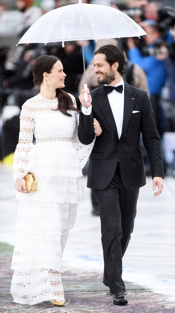 瑞典的卡尔·菲利普王子和他的妻子，索菲亚公主，Värmland的公爵夫人，真是一对可爱的组合。亚历山大王子和加布里埃尔王子自豪的父母于2009年开始约会，2014年6月宣布订婚，并于2015年6月13日正式宣布订婚。卡尔王子可能不像他的英国同行威廉王子那么有名，但他实际上是瑞典王位的第四顺位继承人，绝对有一副白马王子的样子。看看他们在结婚四周年纪念日的最佳时刻吧!相关:卡尔·菲利普王子可能是我们见过的最性感的王子