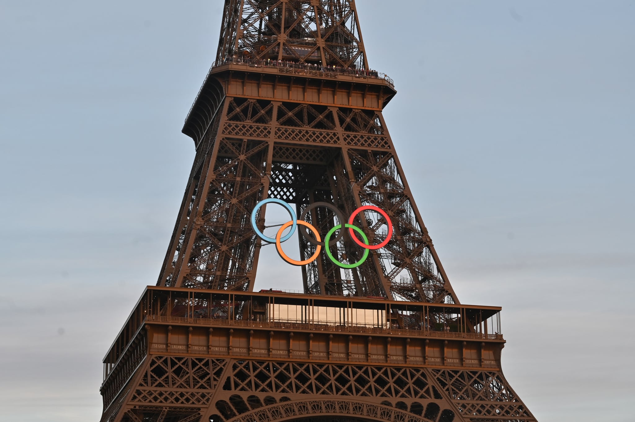 PARIS, FRANCE - 2024/08/04: The Olympic rings on the Eiffel Tower at dusk. (Photo by Aimee Dilger/SOPA Images/LightRocket via Getty Images)