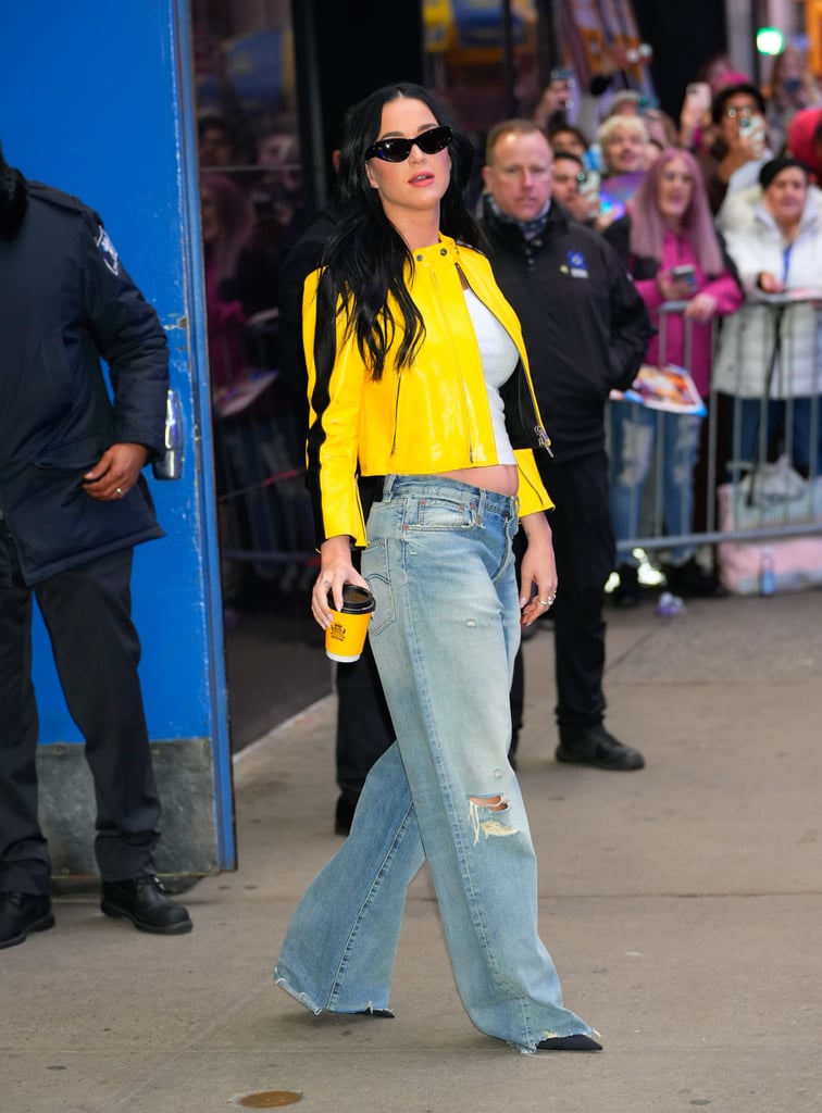 凯蒂·佩里的低腰牛仔裤和黄色摩托夹克在纽约