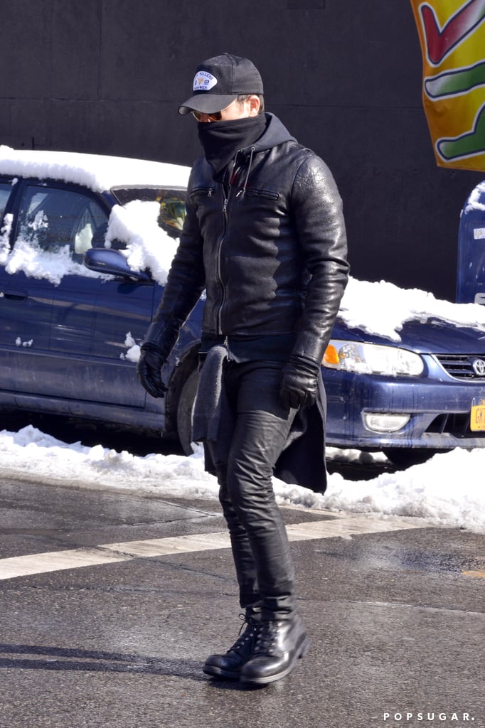 Justin Theroux protected himself from the cold on Tuesday.