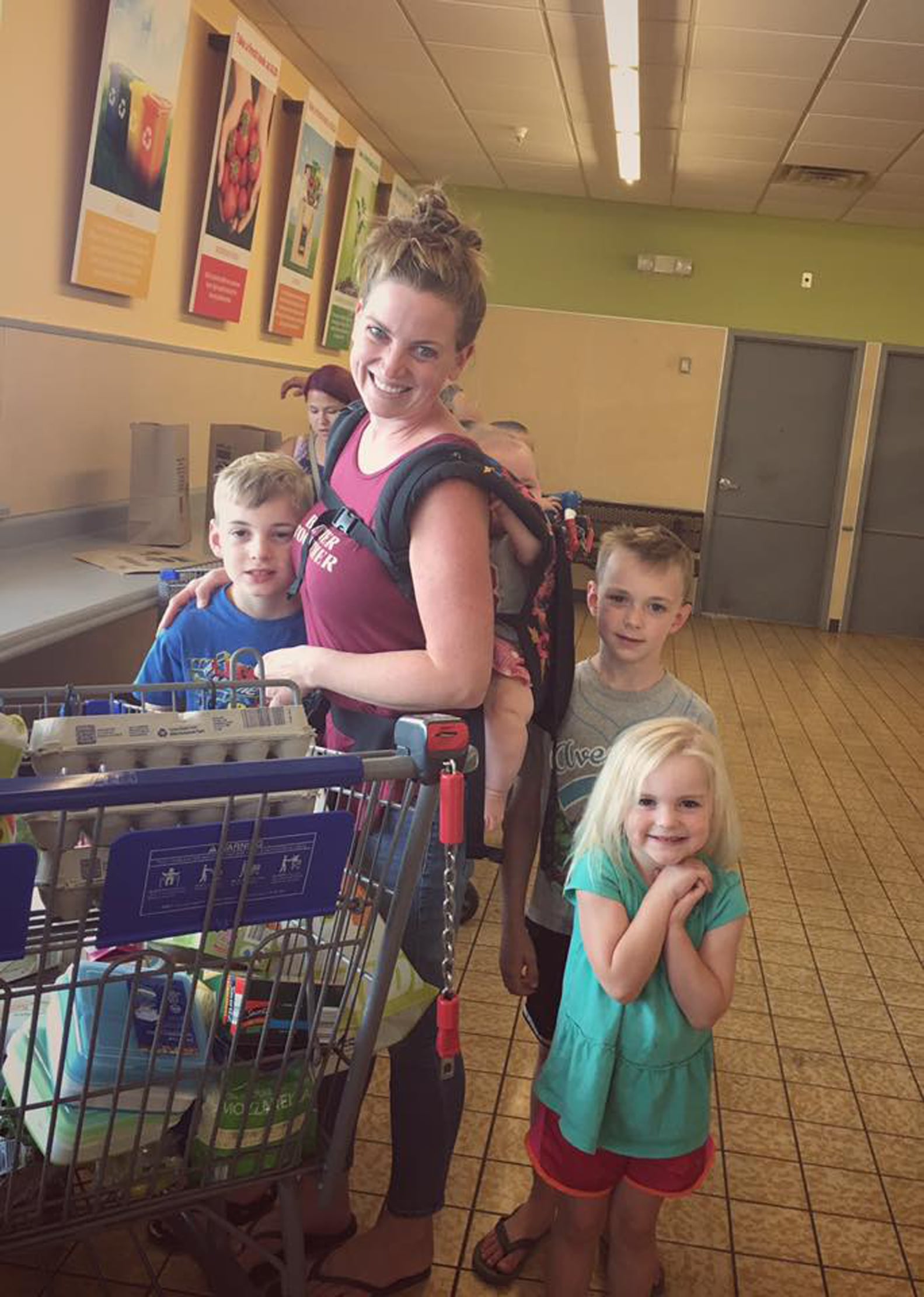 Stranger Takes Photo of Mom and 4 Kids in Grocery Store | PS Family