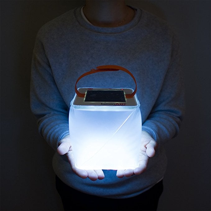 一个太阳能灯:LuminAid太阳能充气灯