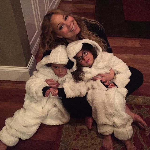 Mariah Carey Carves Pumpkins With Her Kids 2015