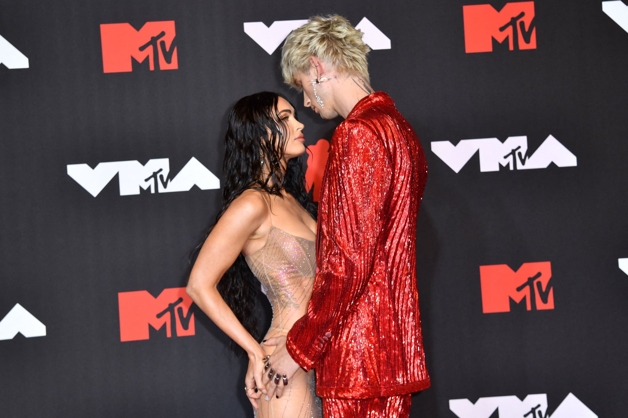 US actress Megan Fox (L) and US singer Machine Gun Kelly arrive for the 2021 MTV Video Music Awards at Barclays Centre in Brooklyn, New York, September 12, 2021. (Photo by ANGELA  WEISS / AFP) (Photo by ANGELA  WEISS/AFP via Getty Images)