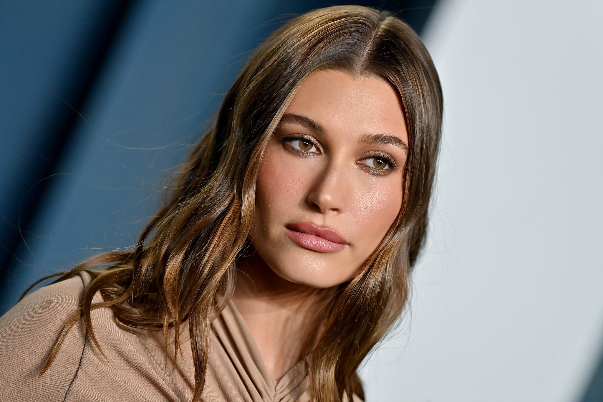 BEVERLY HILLS, CALIFORNIA - MARCH 27: Hailey Bieber attends the 2022 Vanity Fair Oscar Party hosted by Radhika Jones at Wallis Annenberg Centre for the Performing Arts on March 27, 2022 in Beverly Hills, California. (Photo by Axelle/Bauer-Griffin/FilmMagic)