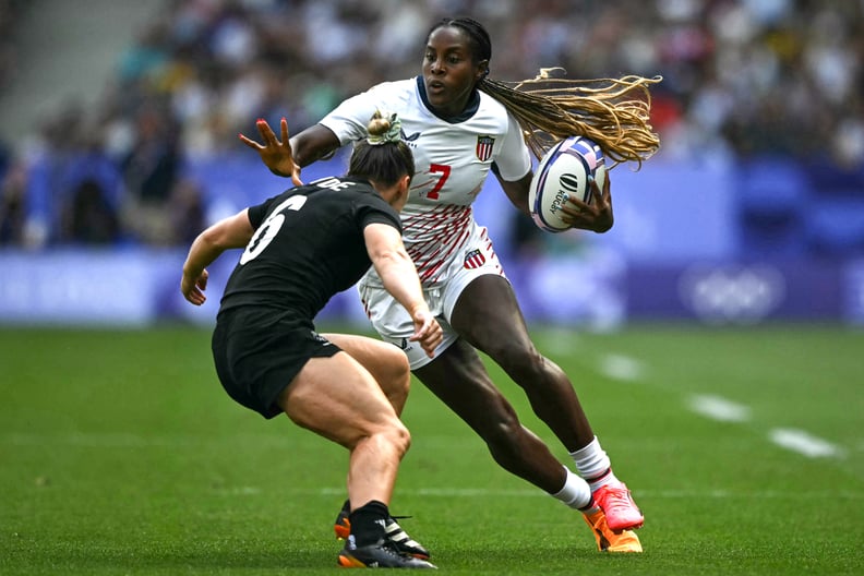 US' Naya Tapper is challenged by New Zealand's Michaela Blyde during the women's semi-final rugby sevens match between New Zealand and USA during the Paris 2024 Olympic Games at the Stade de France in Saint-Denis on July 30, 2024. (Photo by CARL DE SOUZA 