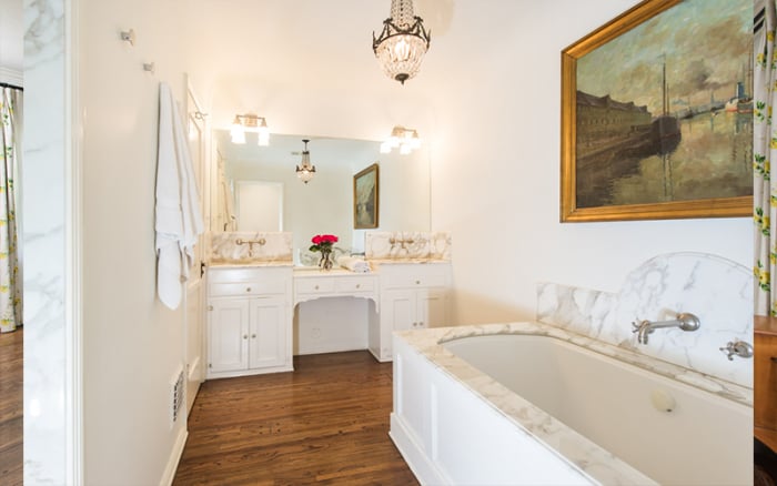 The all-white bathroom gives the room a superclean and relaxed feel.